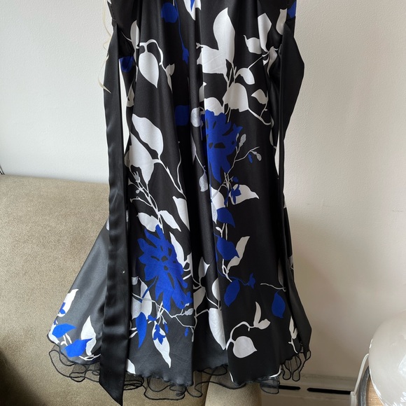 Formal black dress with floral pattern, size small (4), tulle ruffle on inside - Picture 2 of 3